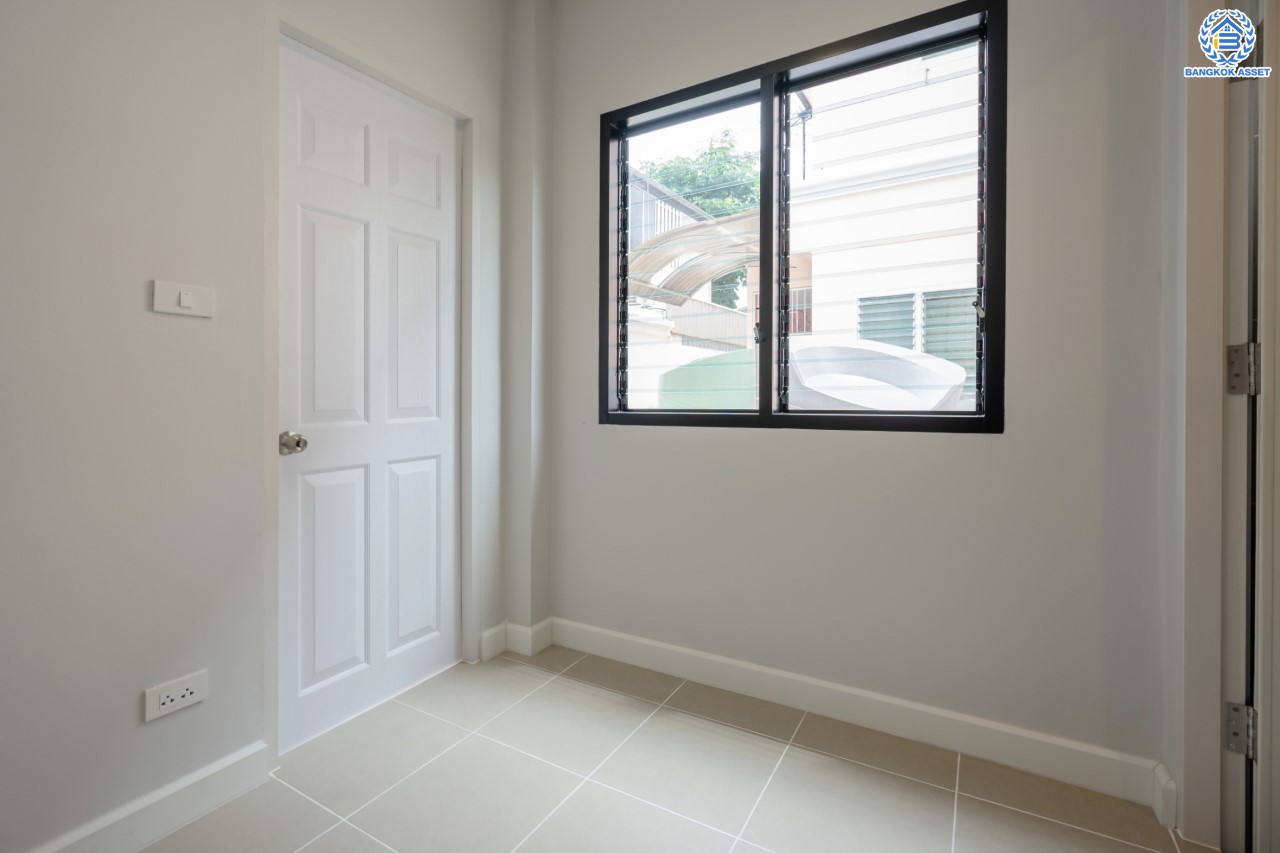 บ้านมือสองตกแต่งใหม่ ม.ราชพฤกษ์ บางบอน4 ตกแต่งหรูหรา ดีไซน์ Classic เนื้อที่ 100.5 ตร.ว. ฟังก์ชัน 3 ห้องนอน 4 ห้องน้ำ 1 ห้องแม่บ้าน จอดรถได้ 2 คัน พื้นที่สนามหญ้ากว้างกว่า 216 ตร.ม. บนทำเลศักยภาพ เชื่อมต่อหลายเส้นทาง ใกล้เดอะมอลล์บางแค จุดขึ้นทางด่วน "เพชรเกษม" และรถไฟฟ้าสายสีน้ำเงิน "สถานีหลักสอง"